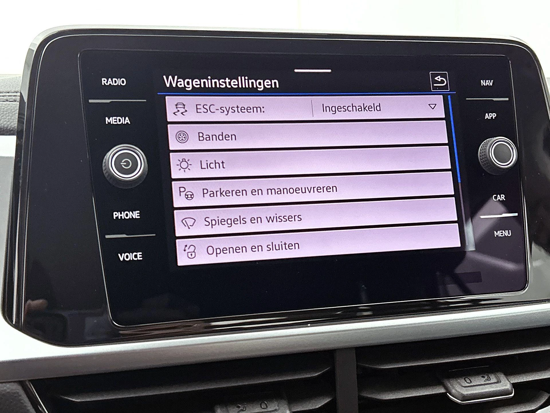 Volkswagen-T-Roc-image-11