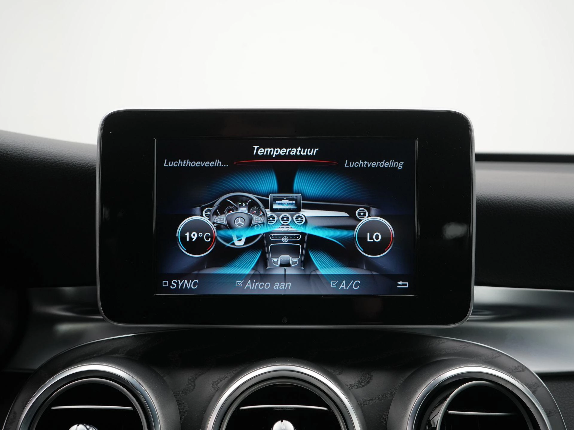 Mercedes-Benz-GLC-image-18