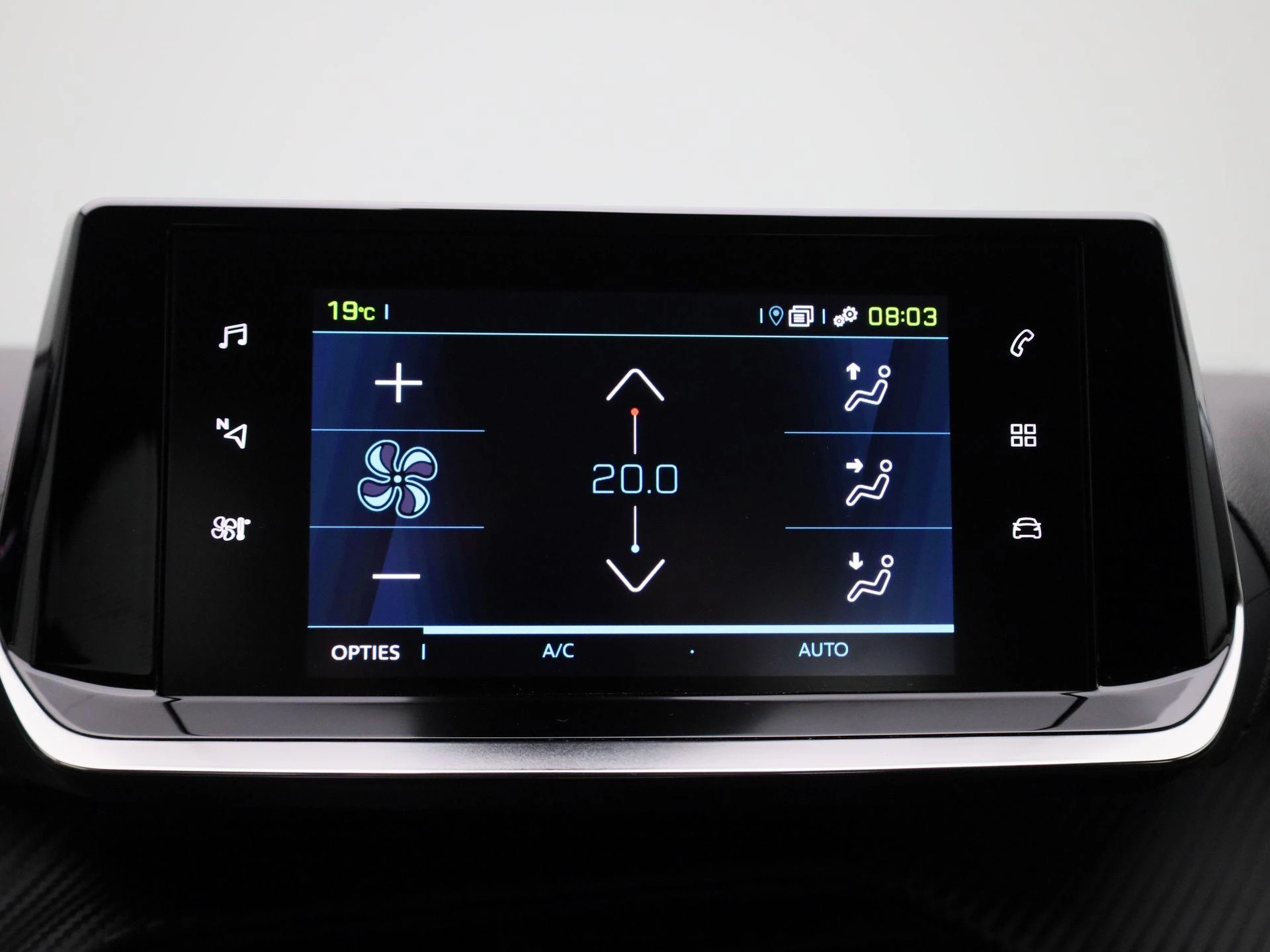 Peugeot-e-208-image-27