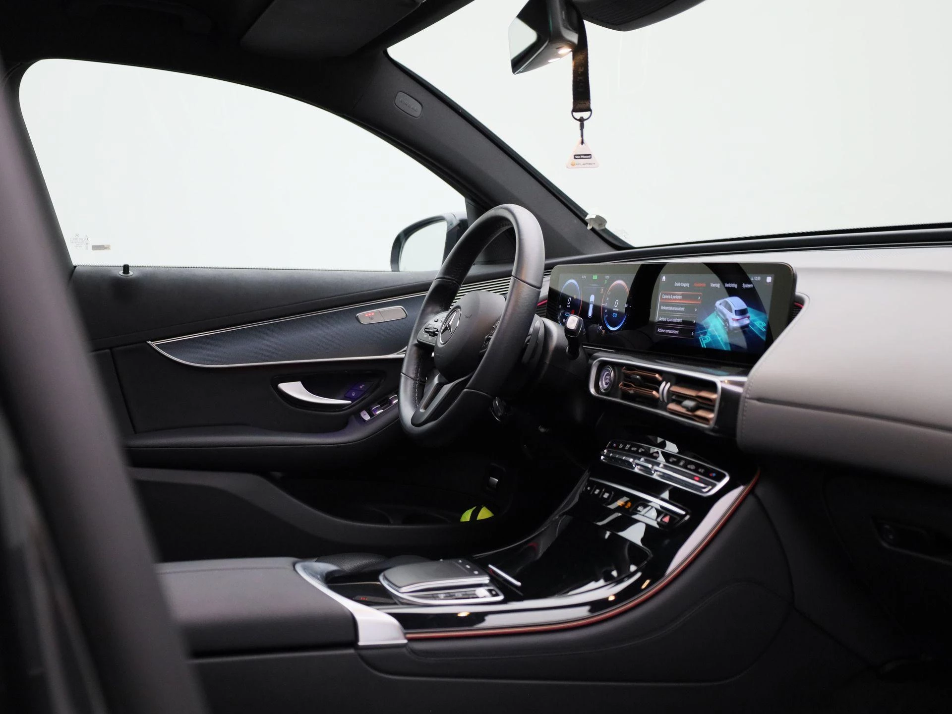 Mercedes-Benz-EQC-image-40