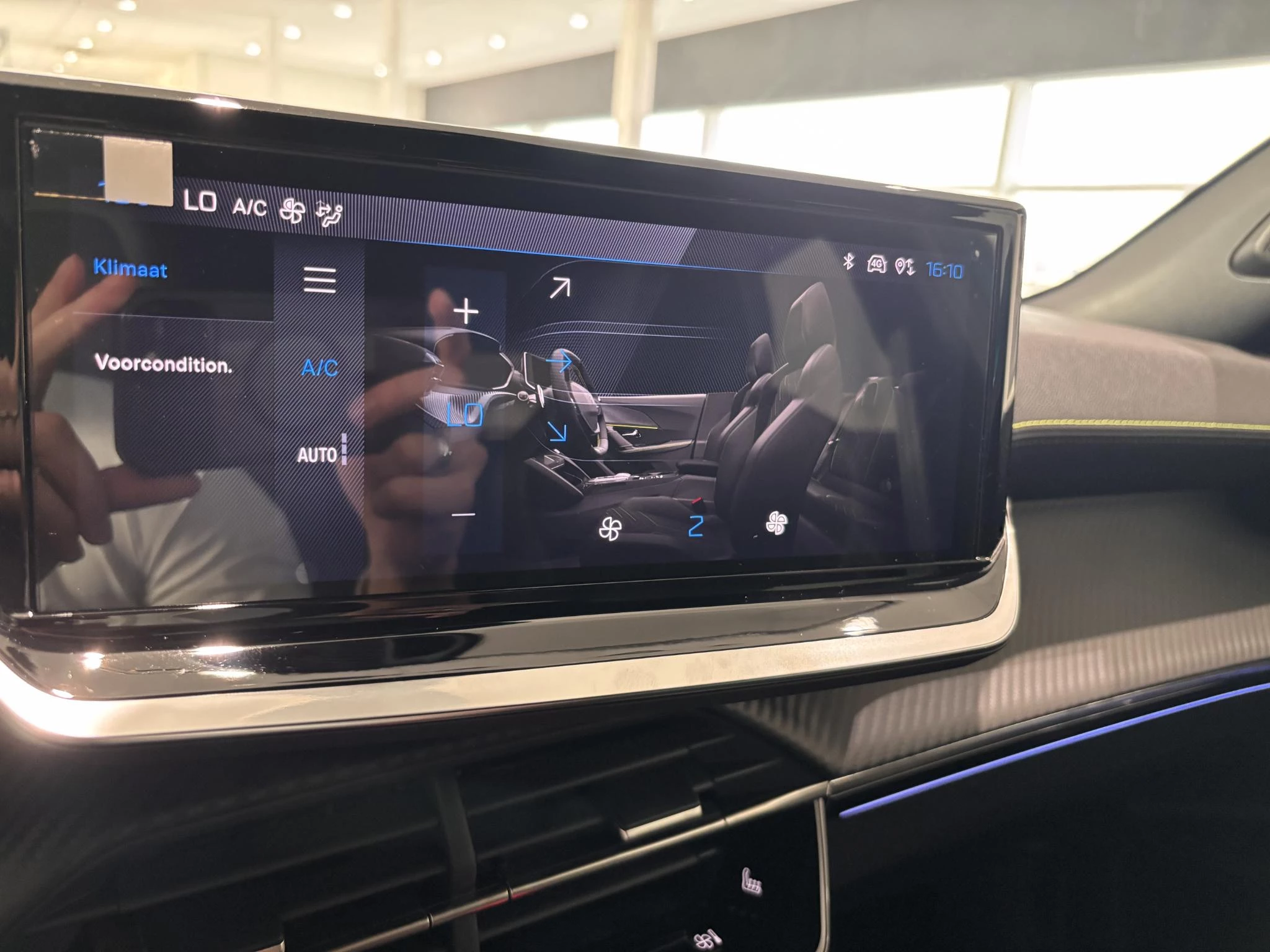 Peugeot-e-2008-image-25