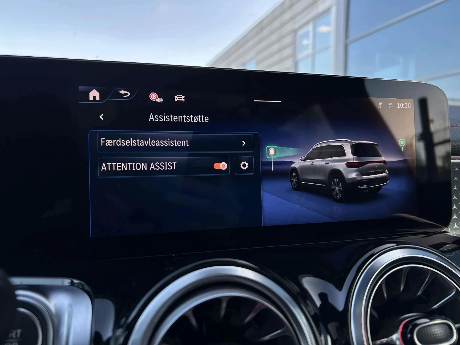 Mercedes-Benz-EQB-image-16