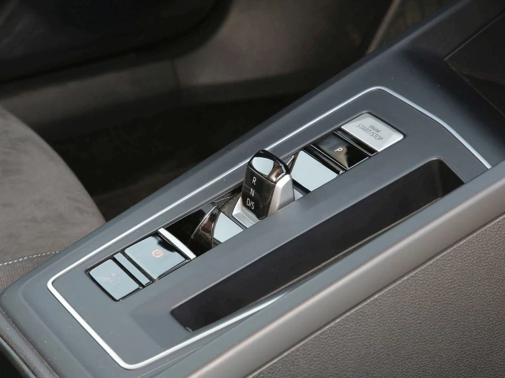 Volkswagen-Golf-image-9