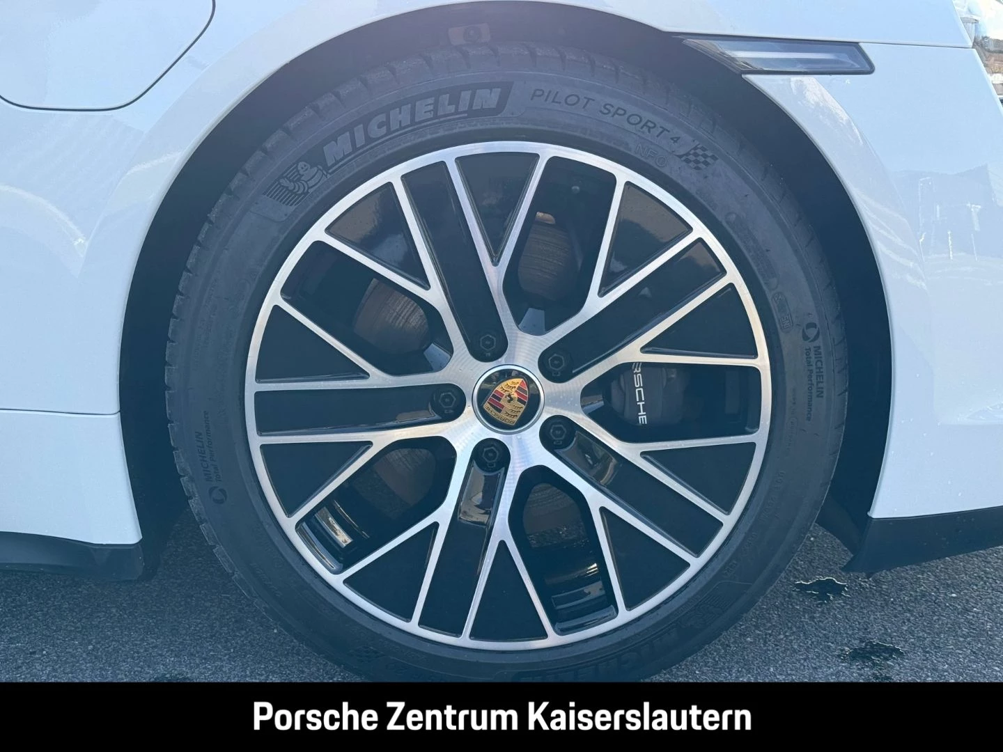 Porsche Taycan Surround-View Luftfederung Panoramadach -