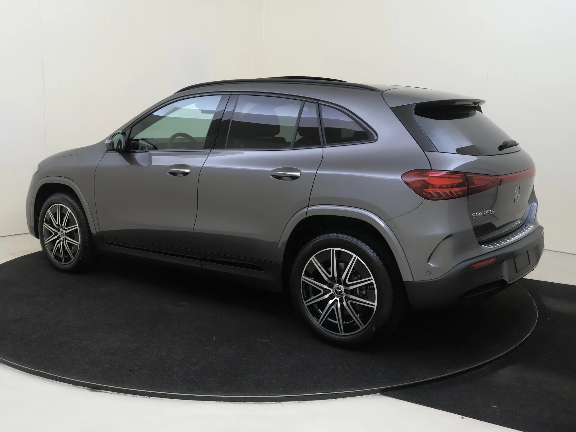 Mercedes-Benz-EQA-image-2