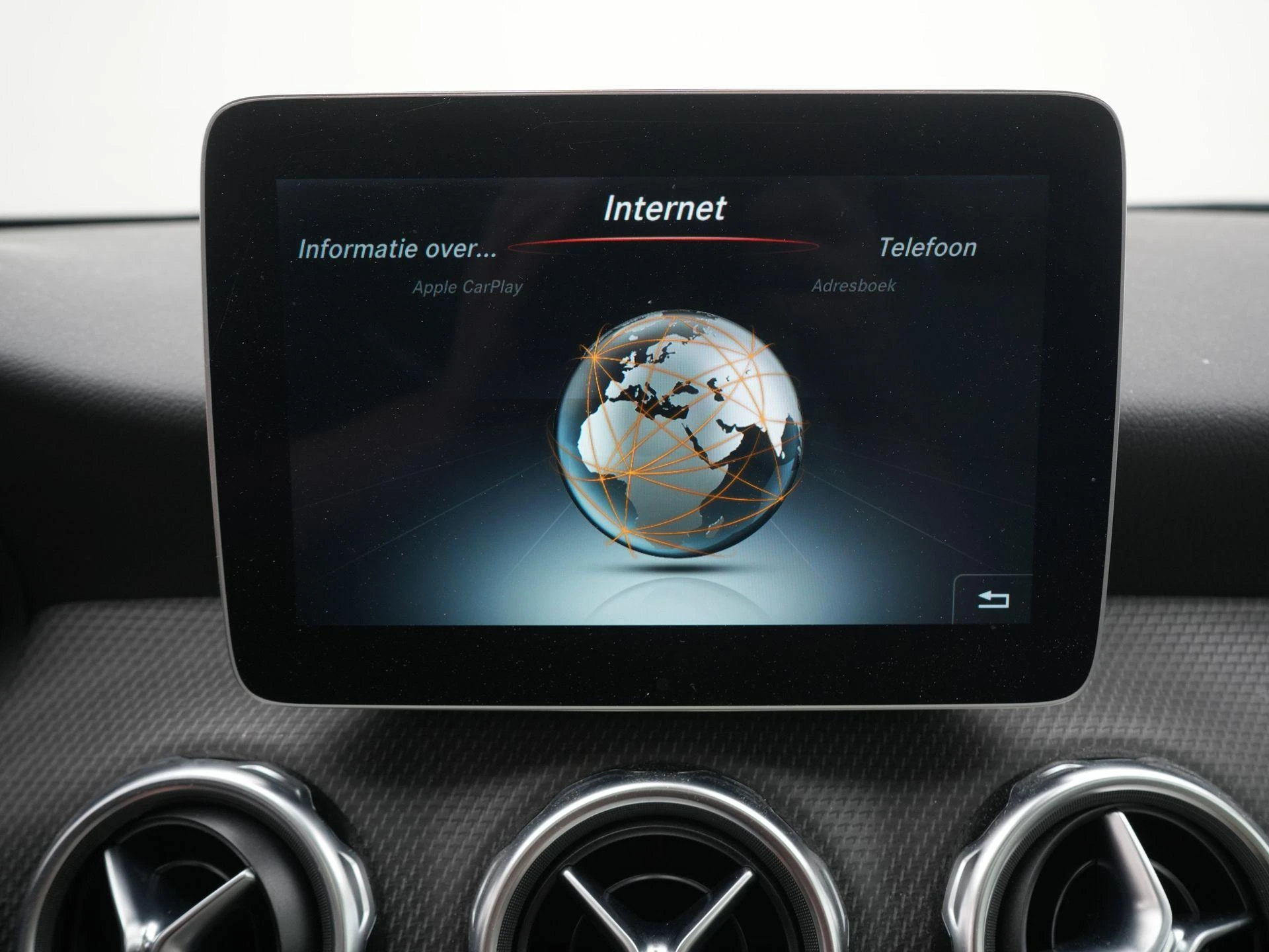 Mercedes-Benz-GLA-image-14
