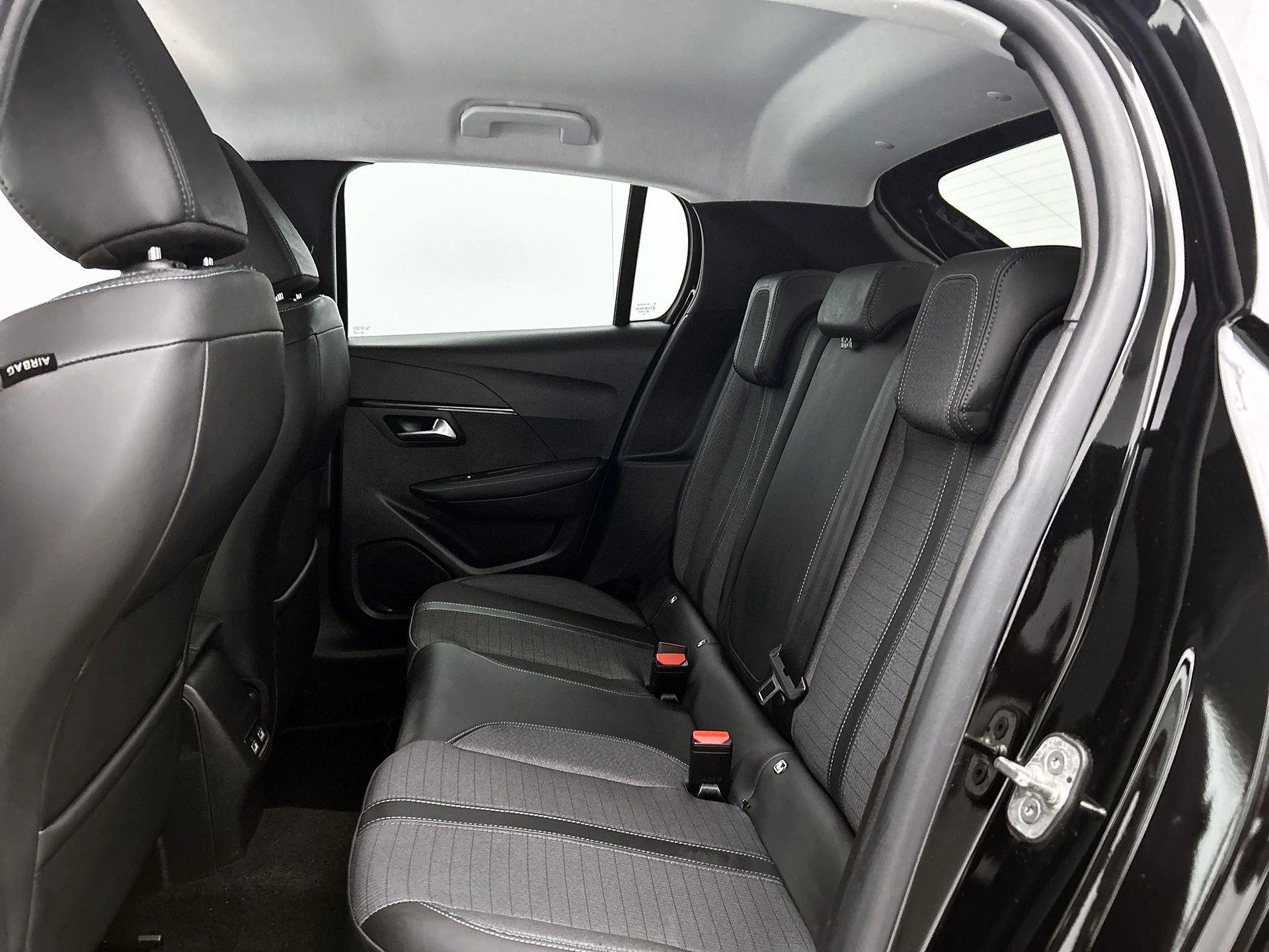 Peugeot-208-image-25