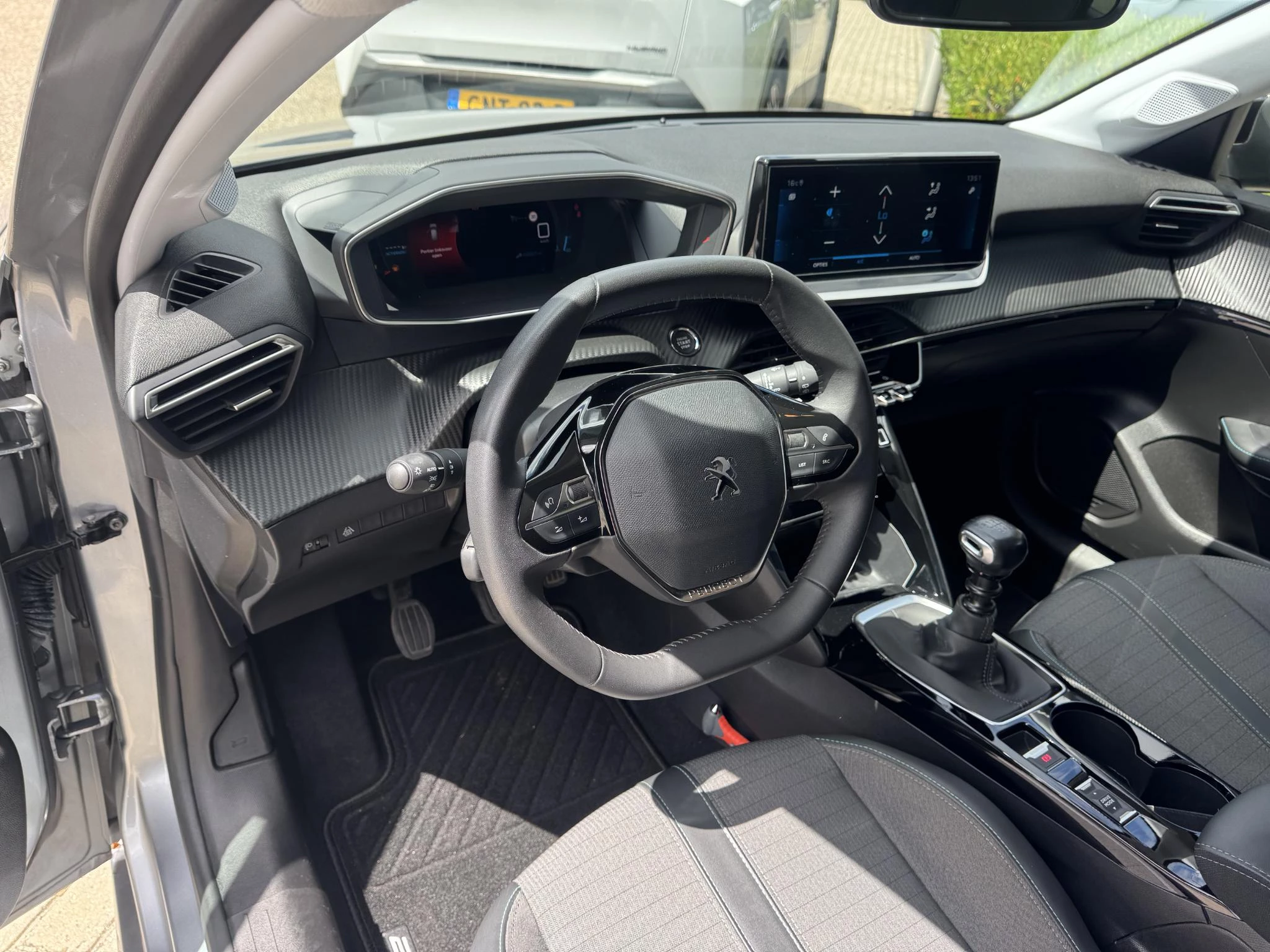 Peugeot-208-image-17