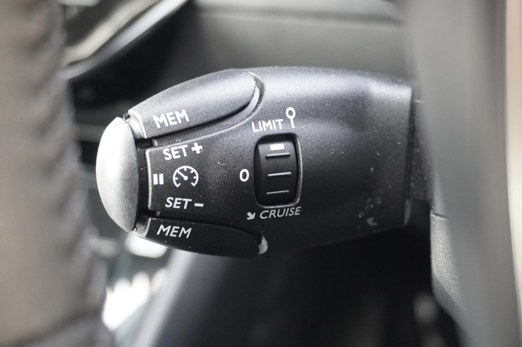Peugeot-208-image-25