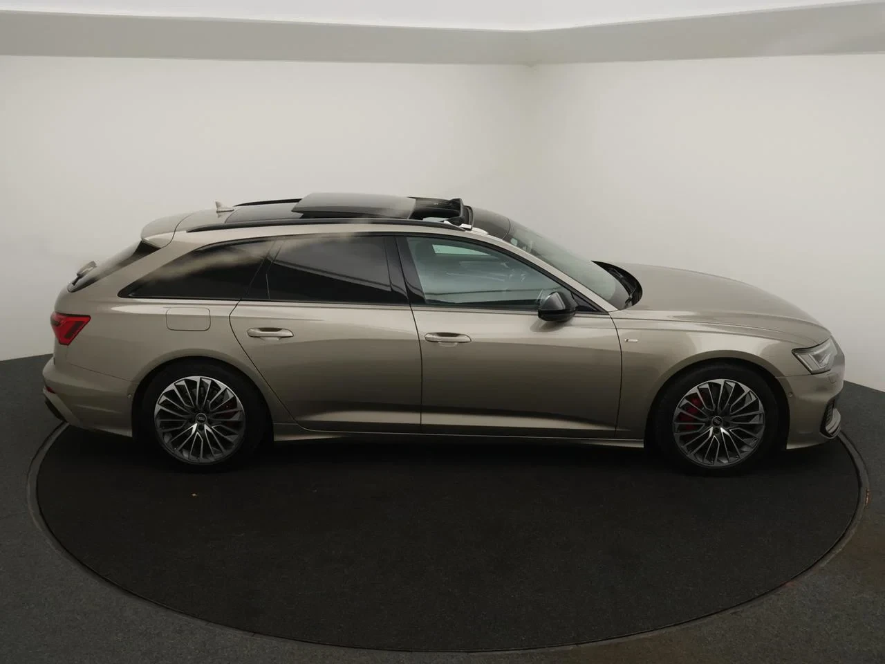 Audi A6 Avant PHEV Audi A6 Avant Competition 55 TFSI e quattro 270(367) kW(pk) S tronic
