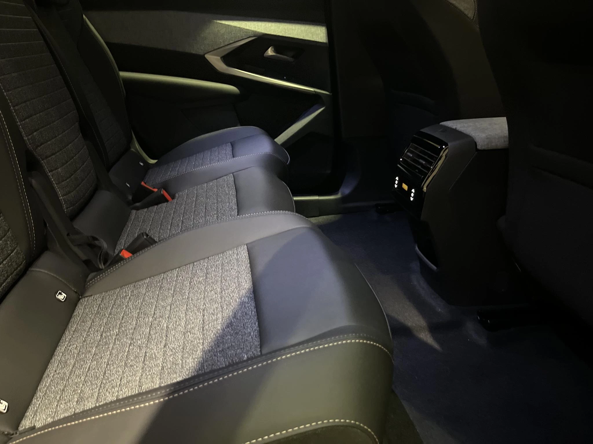 Peugeot-e-5008-image-19