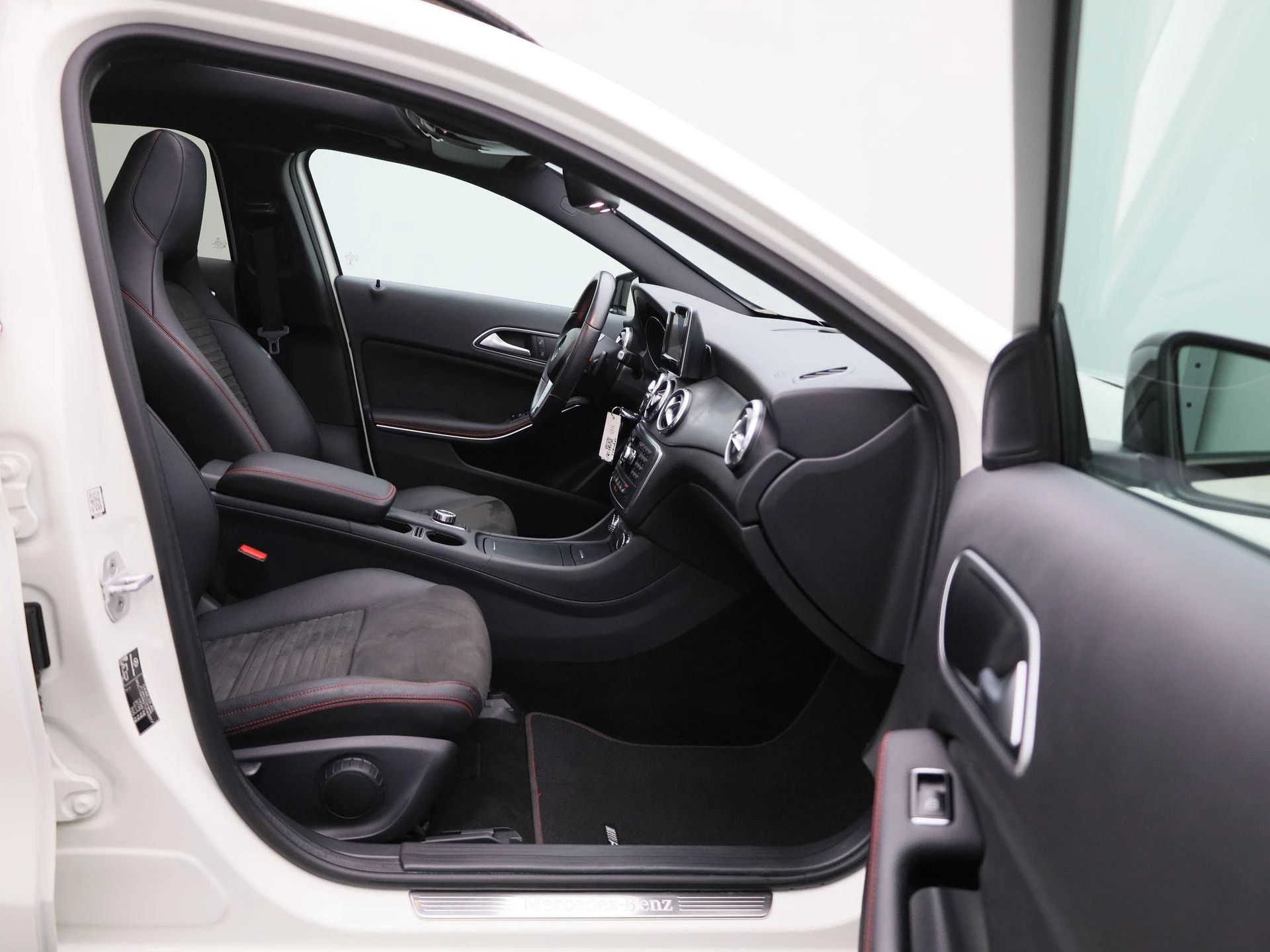 Mercedes-Benz-GLA-image-32