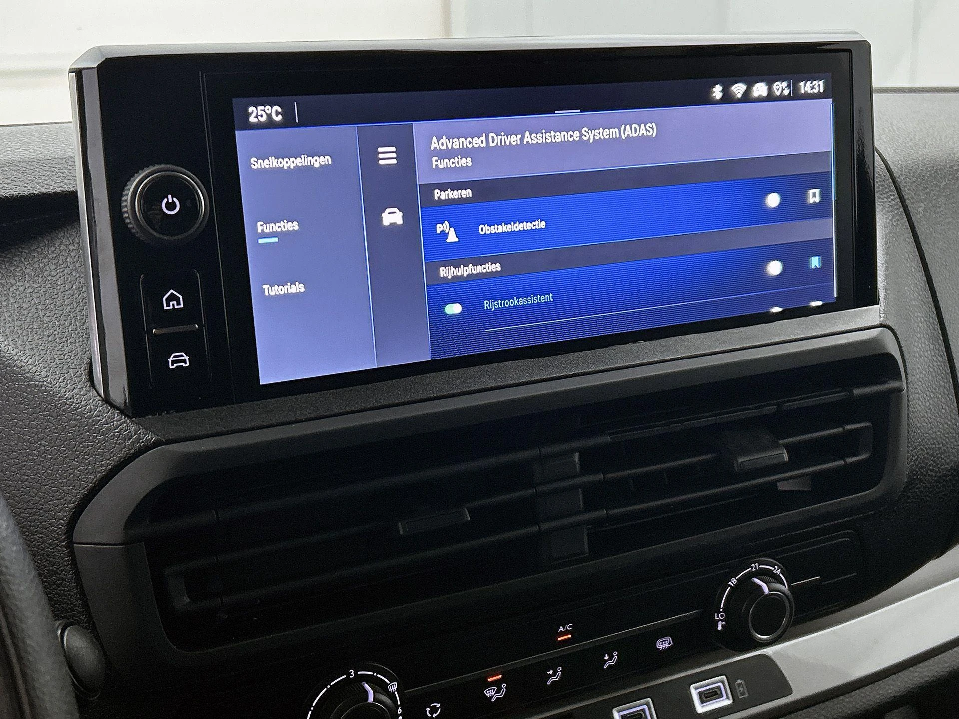 Opel-Vivaro-image-11