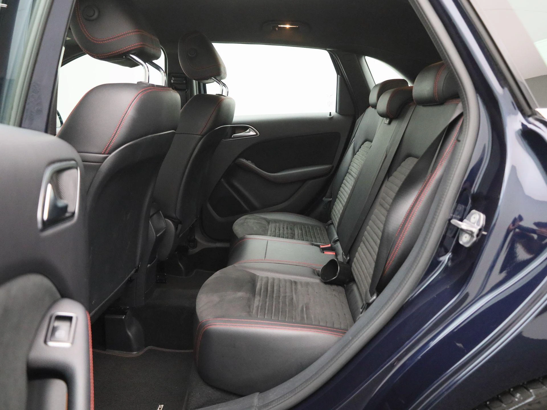Mercedes-Benz-B-Klasse-image-12