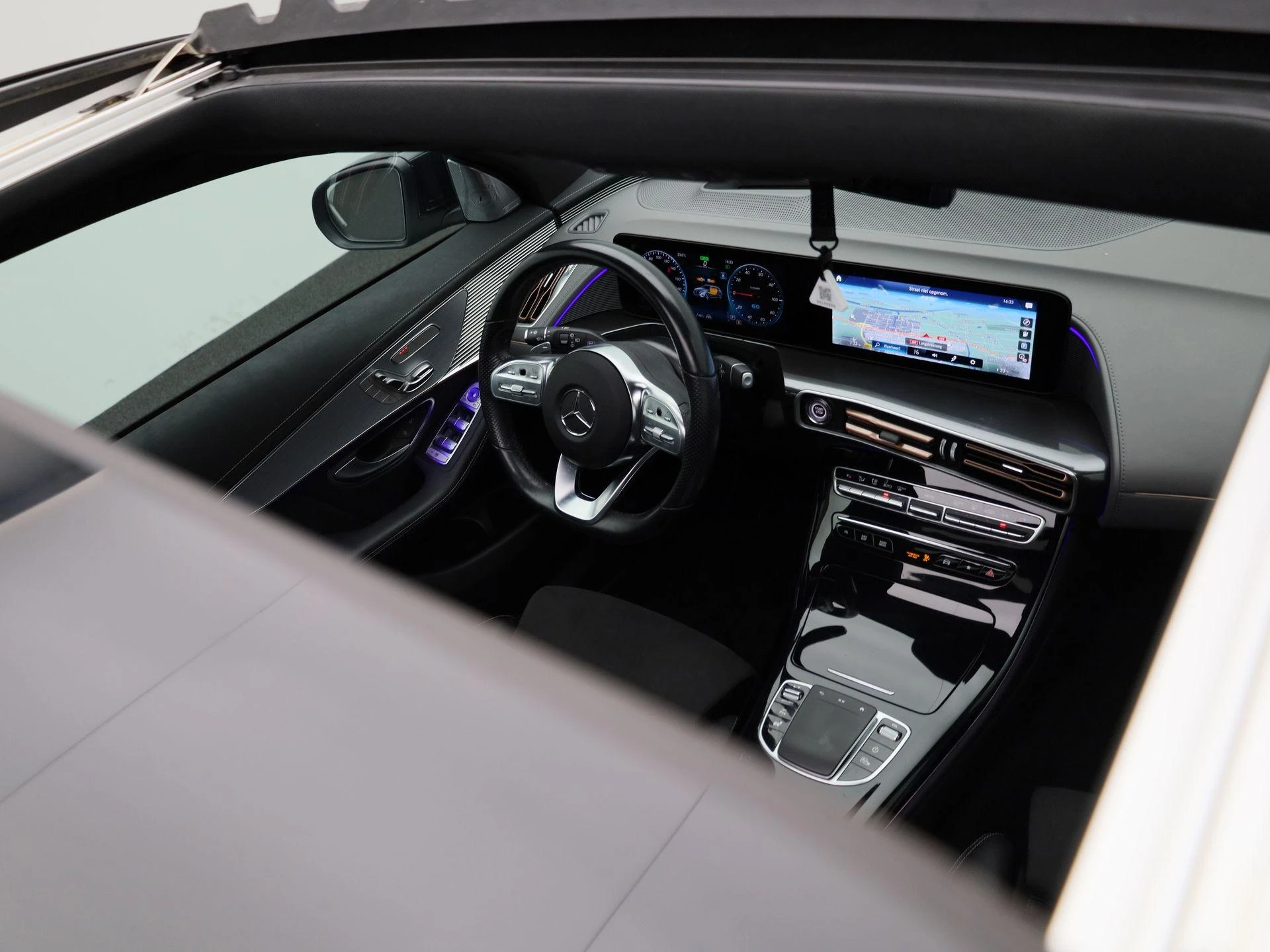 Mercedes-Benz-EQC-image-56
