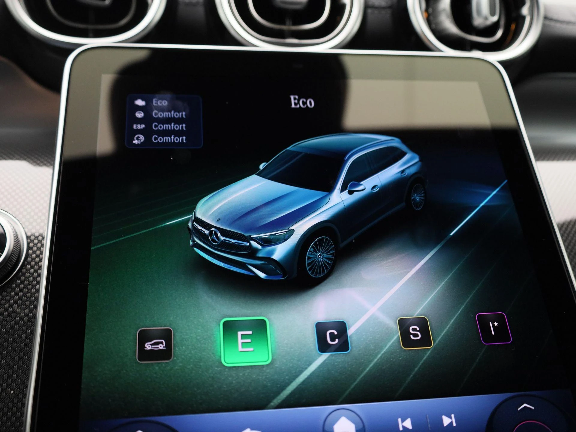 Mercedes-Benz-GLC-image-25
