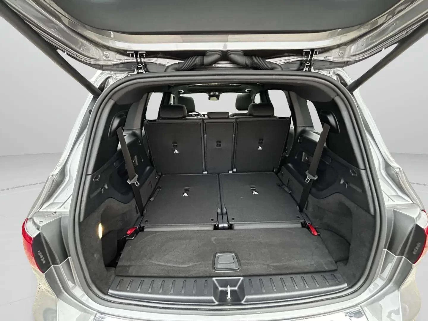 Mercedes-Benz-EQB-image-21