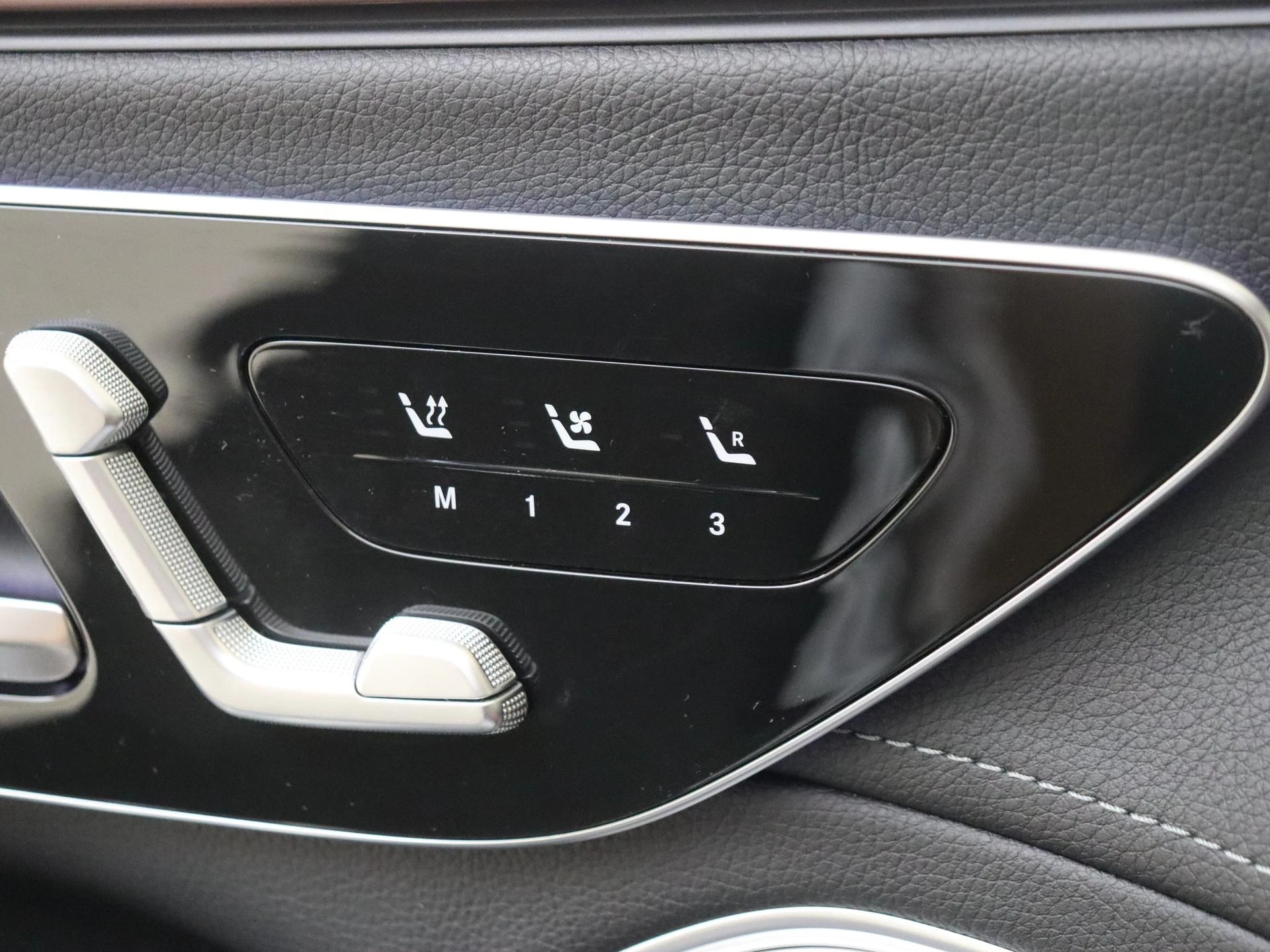 Mercedes-Benz-EQS-image-25