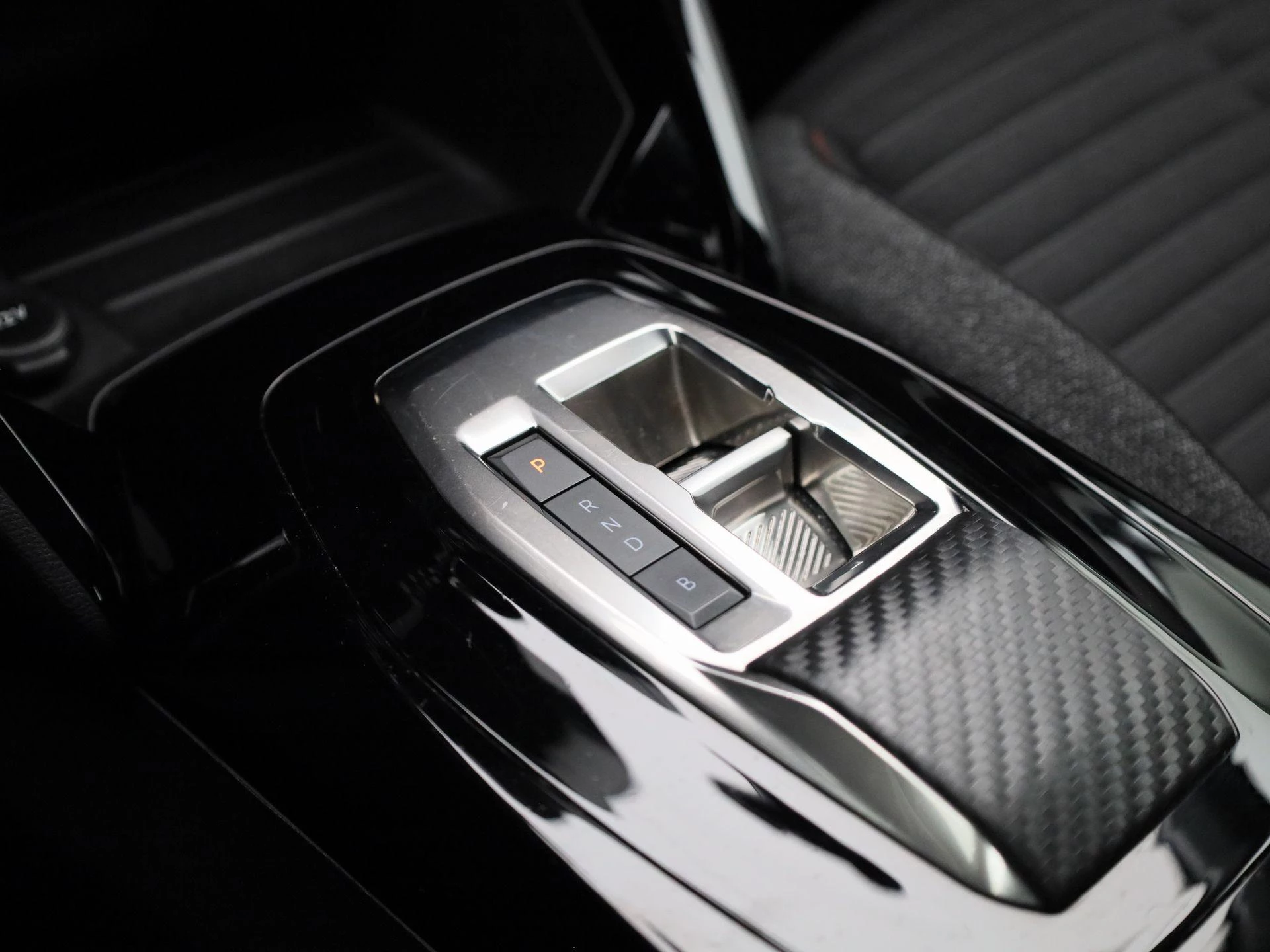 Peugeot-e-208-image-17