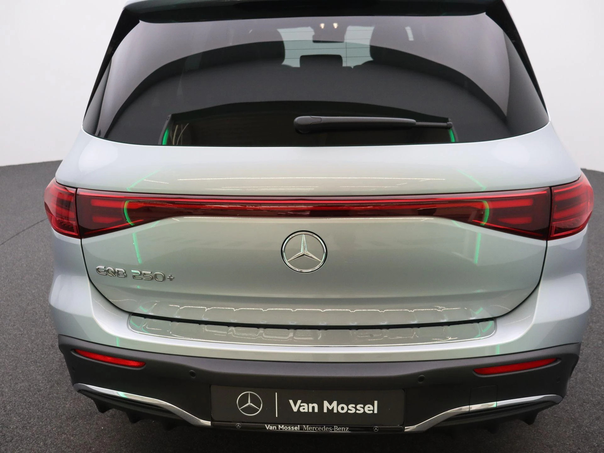 Mercedes-Benz-EQB-image-20