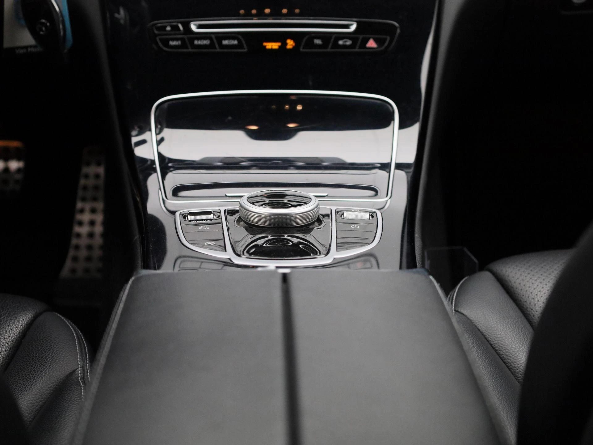 Mercedes-Benz-C-Klasse-image-8