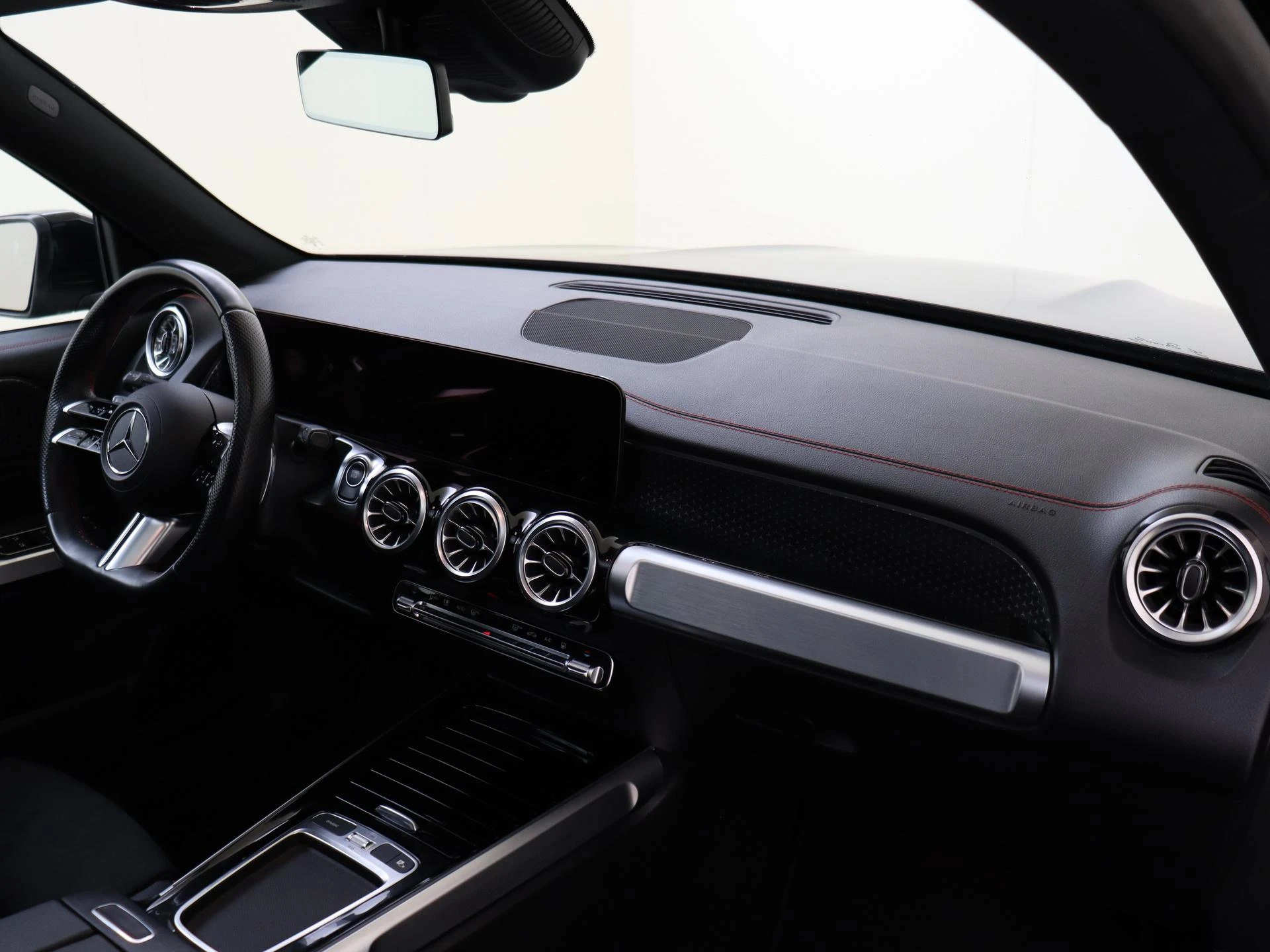 Mercedes-Benz-EQB-image-4