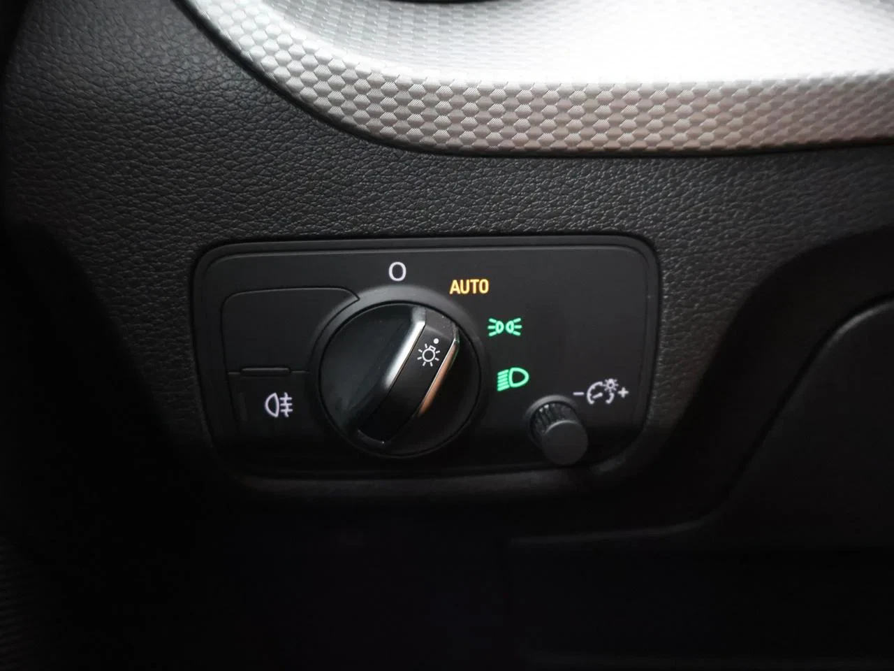 Audi Q2 Audi Q2 Business Edition Advanced 35TFSI 150PK *AUTOMAAT*LEDER*TREKHAAK*CRUISE*PDC*CAMERA*NAVI*VIRTUAL COCKPIT*...*