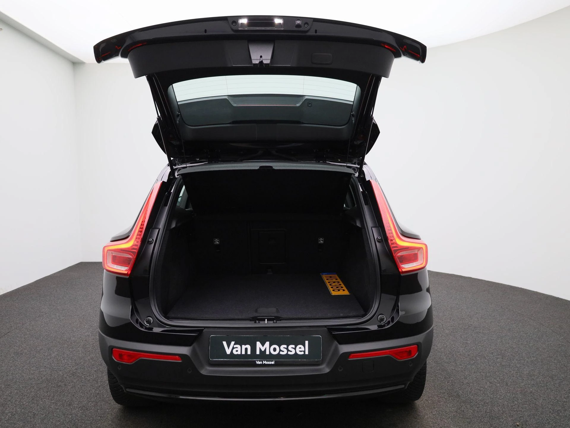 Volvo-EX40-image-10