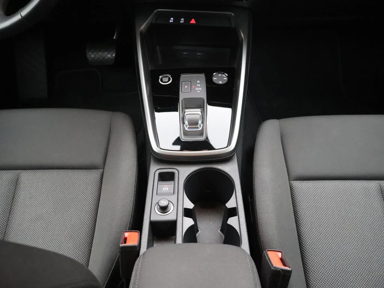 Audi A3 Sportback A3 Sportback 30TFSI Business Edition *AUTOMAAT*SHADOW LOOK*VIRTUAL COCKPIT*PDC ACHTER*ACC*NAVI*APP-CONNECT*...*