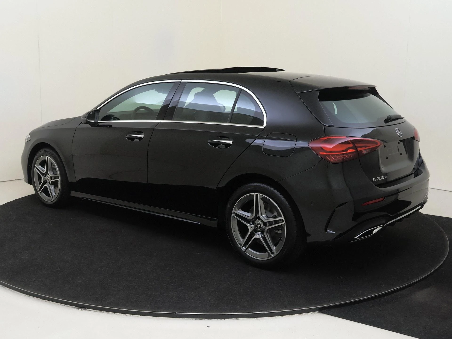 Mercedes-Benz-A-Klasse-image-1