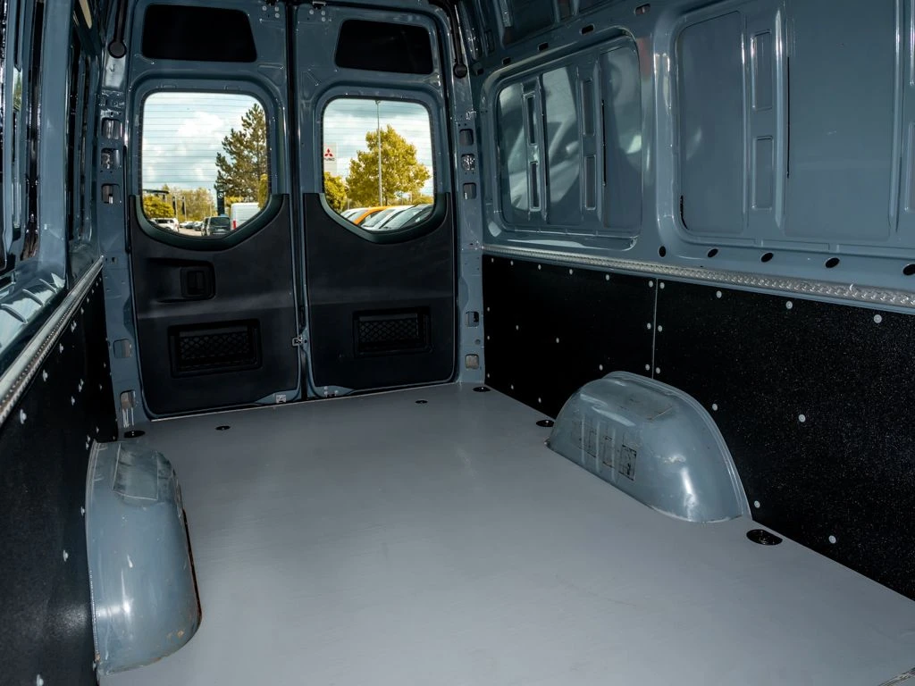 Mercedes-Benz-Sprinter 319-image-13