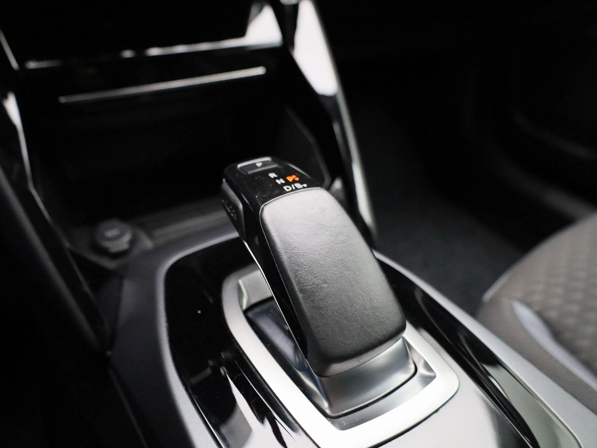 Peugeot-e-2008-image-27