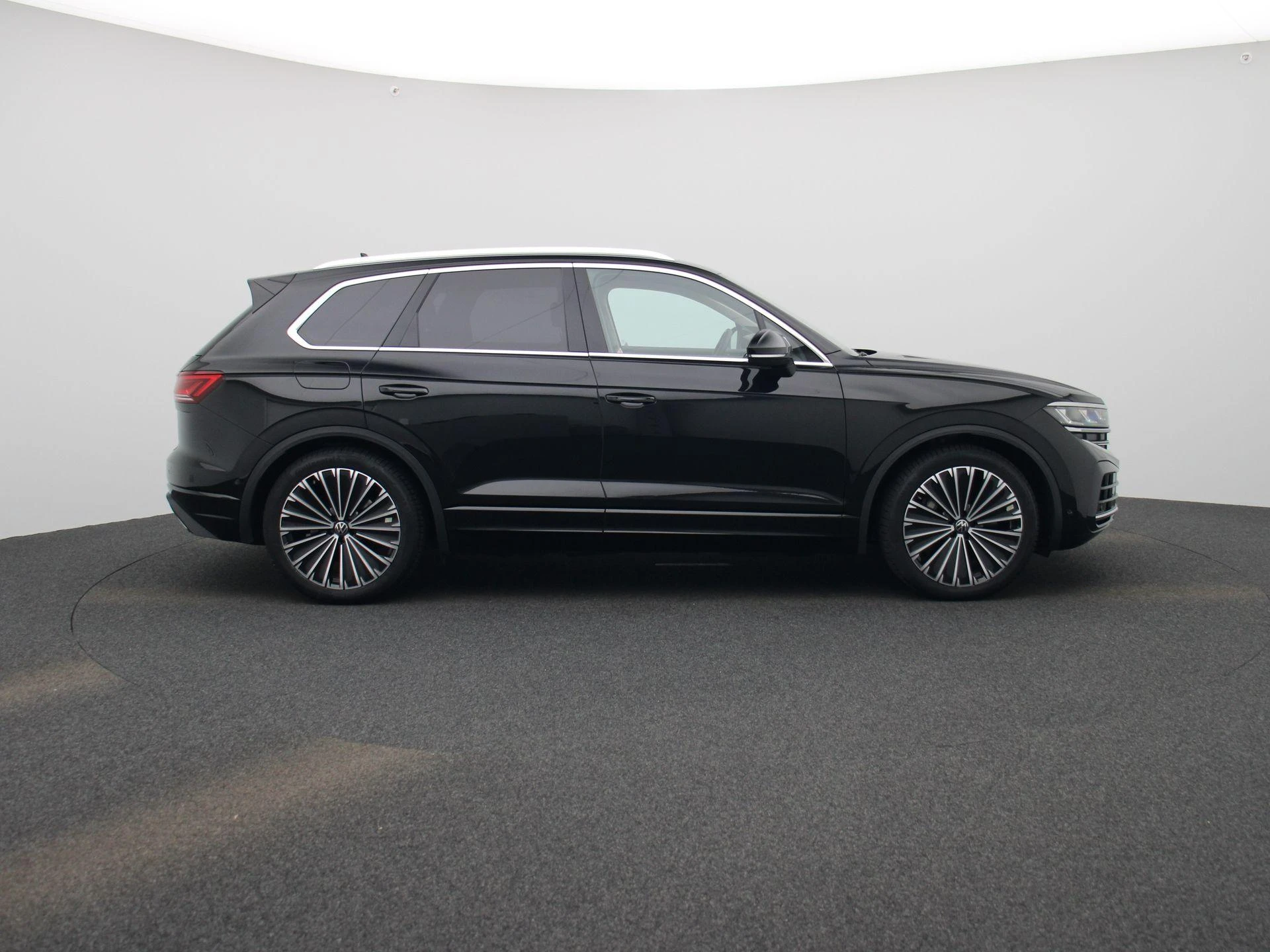Volkswagen-Touareg-image-5