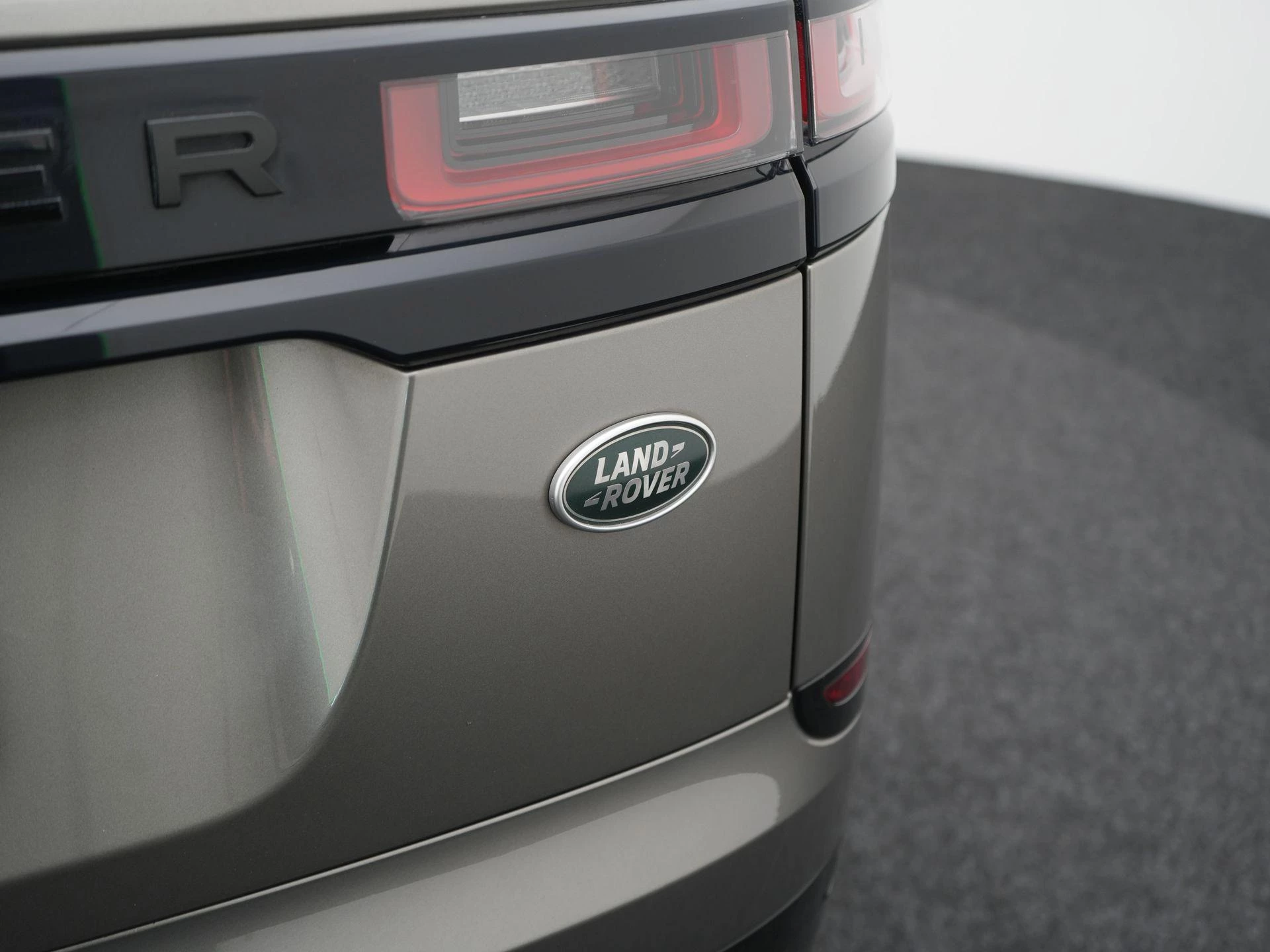 Land Rover-Range Rover Velar-image-45