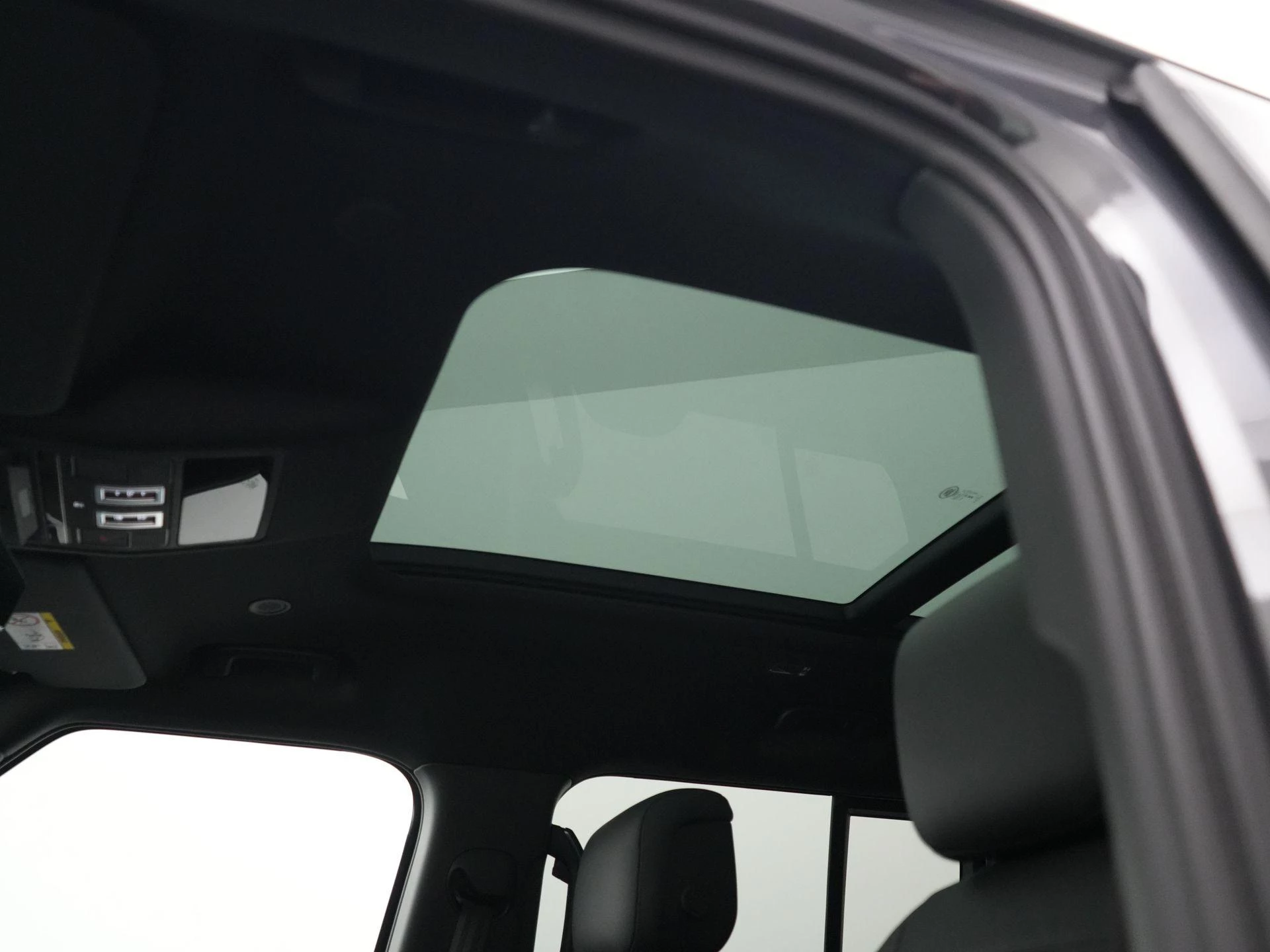 Land Rover Defender 2.0 P300e 110 HSE Dynamic Edition