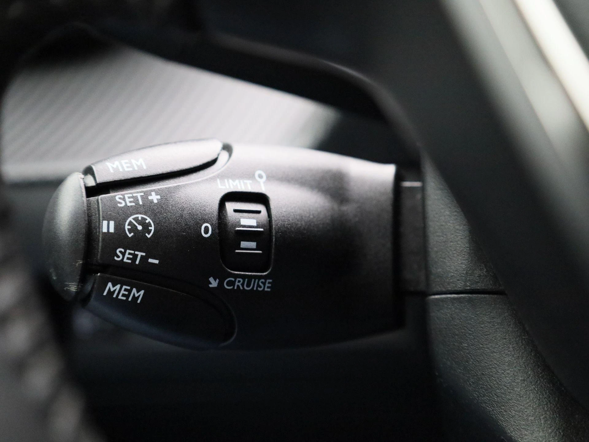 Peugeot-e-208-image-22