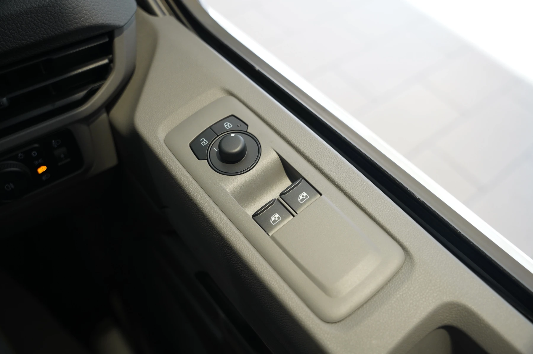 Volkswagen-Transporter-image-18