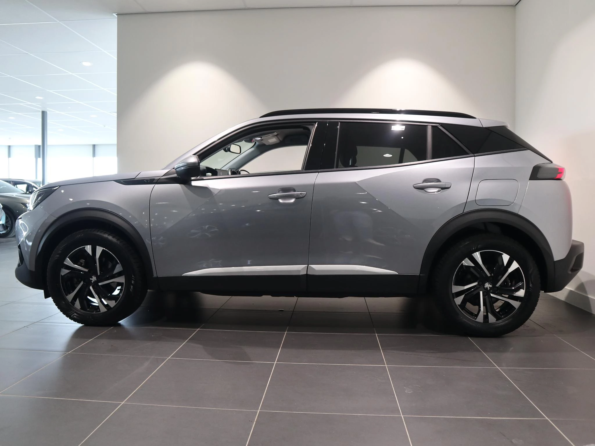 Peugeot-e-2008-image-2