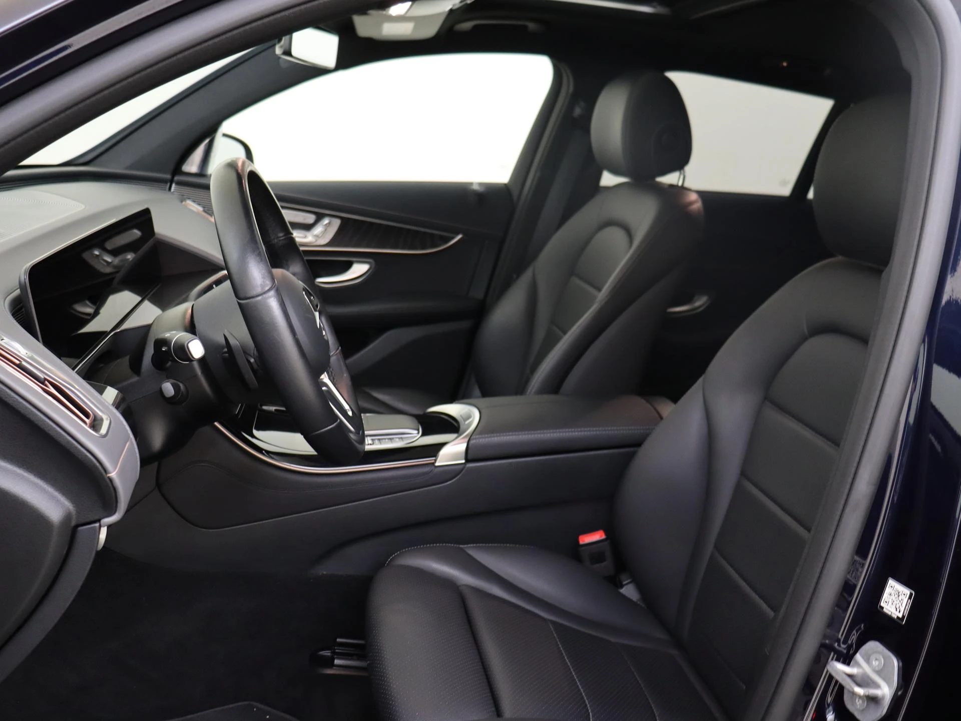 Mercedes-Benz-EQC-image-14