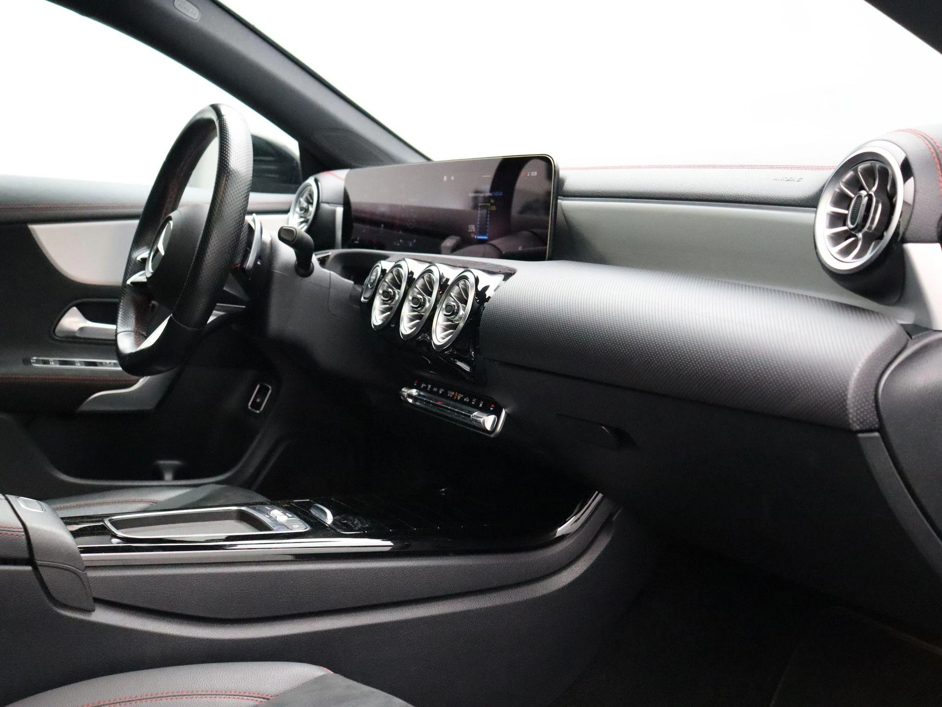 Mercedes-Benz-CLA-image-21