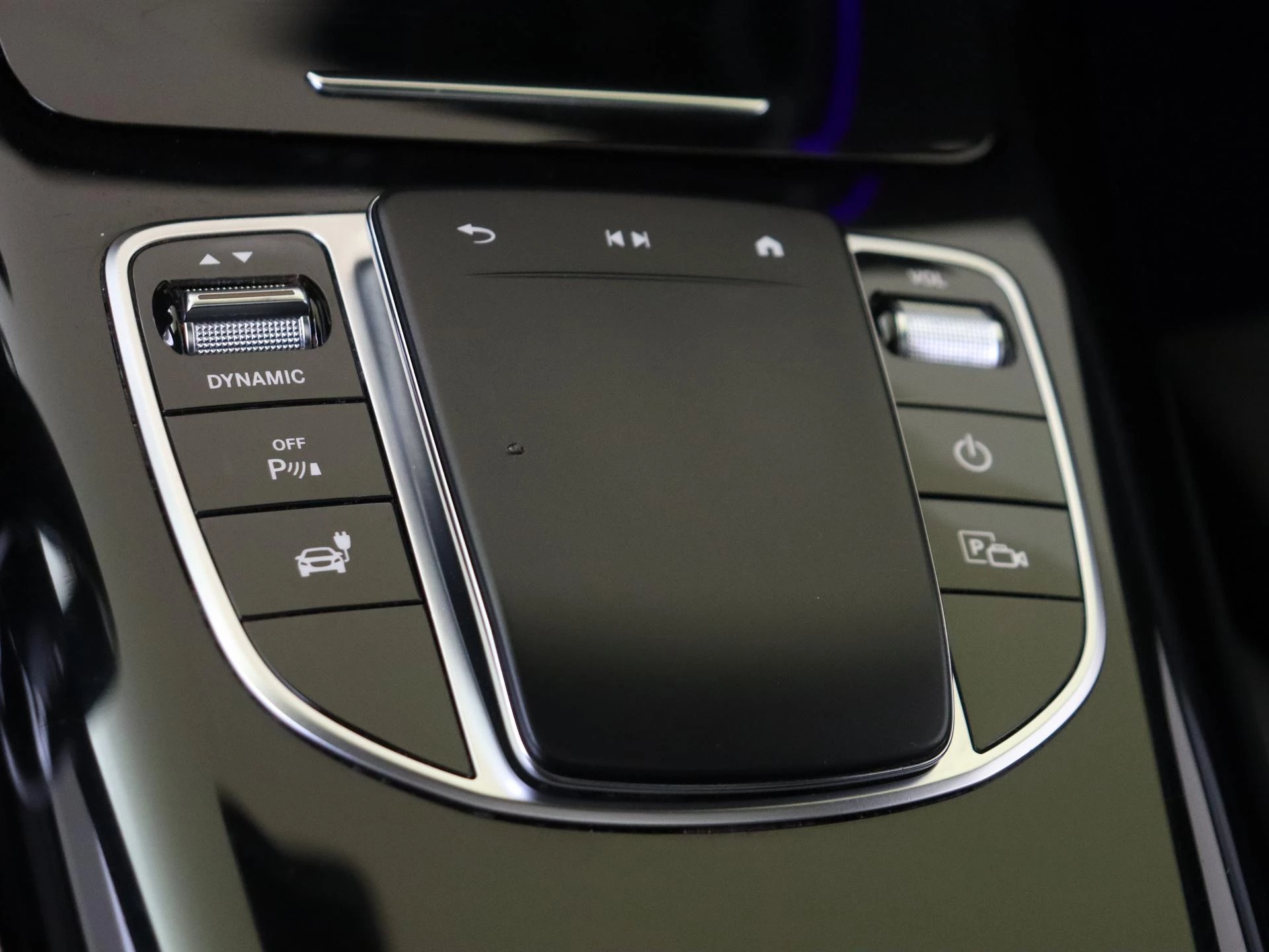 Mercedes-Benz-EQC-image-21