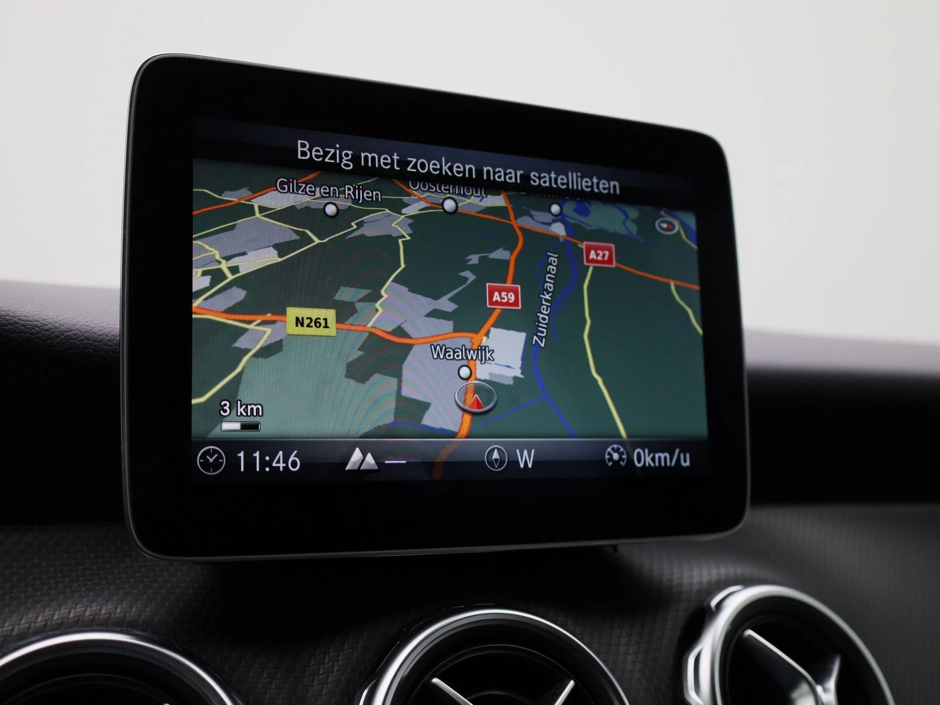 Mercedes-Benz-GLA-image-17