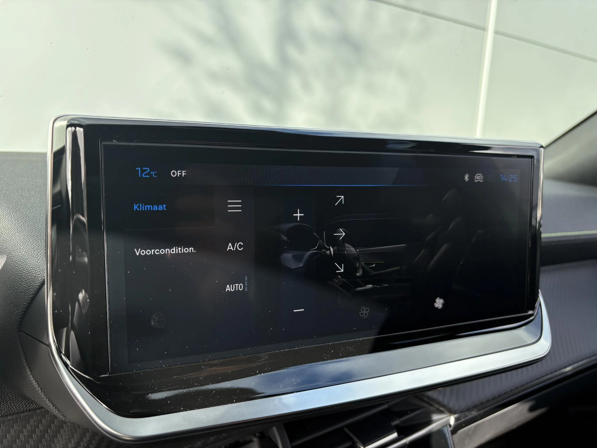 Peugeot-e-2008-image-16