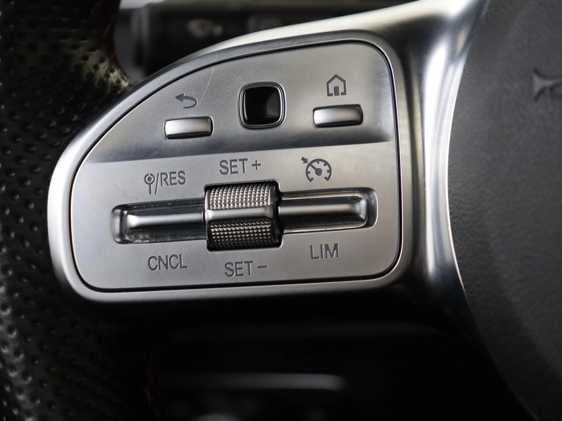 Mercedes-Benz-GLA-image-12