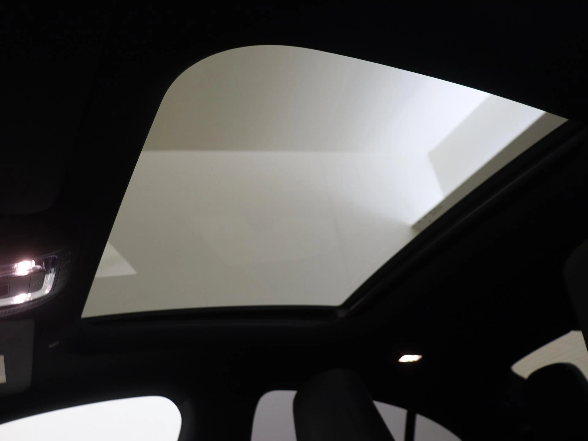 Mercedes-Benz-CLA-image-27