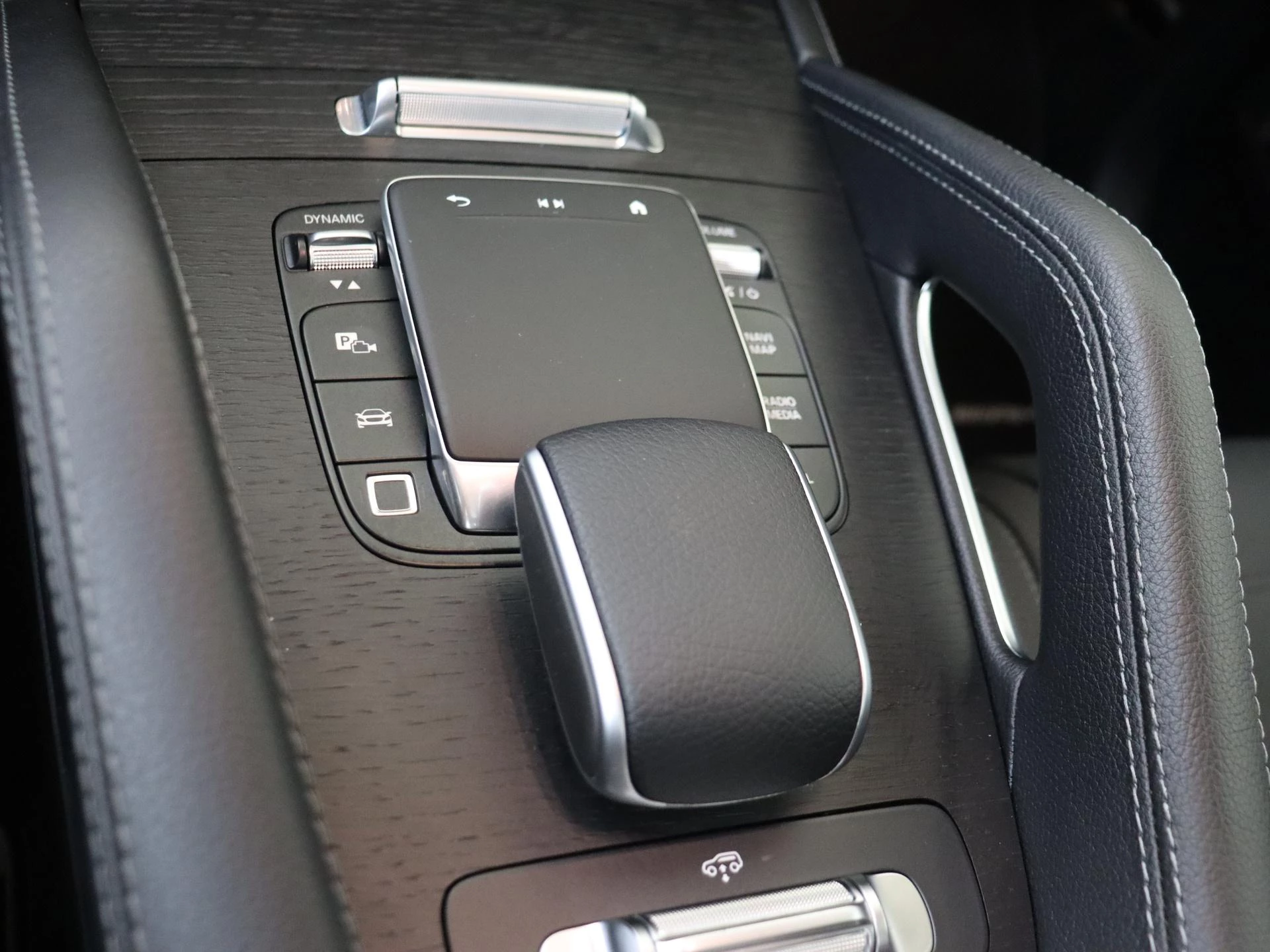 Mercedes-Benz-GLS-image-24