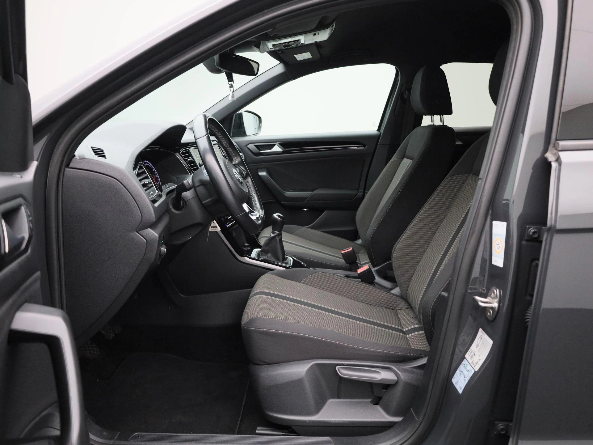 Volkswagen-T-Roc-image-10