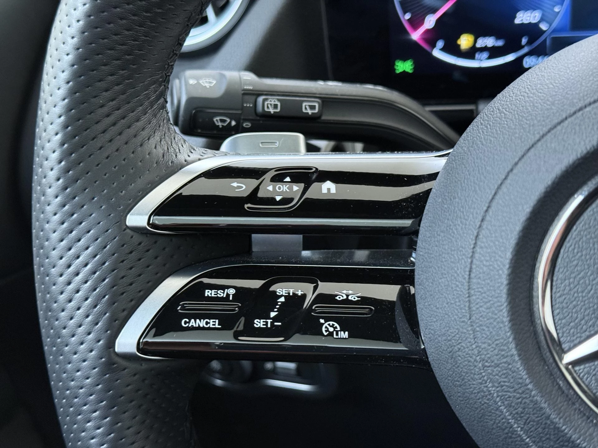 Mercedes-Benz-GLA-image-15