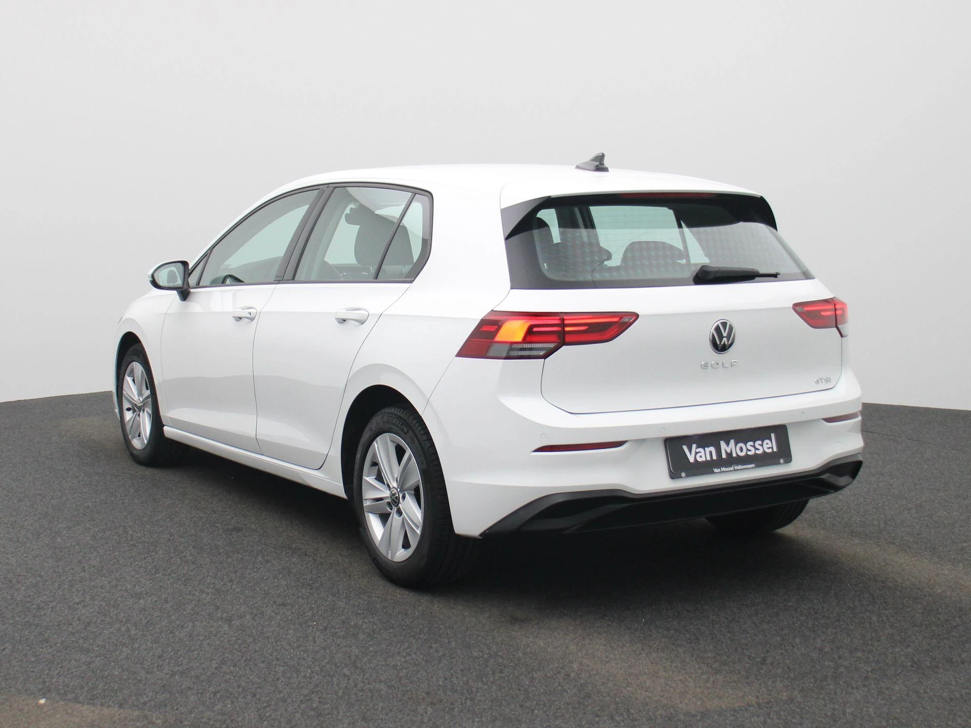 Volkswagen-Golf-image-2