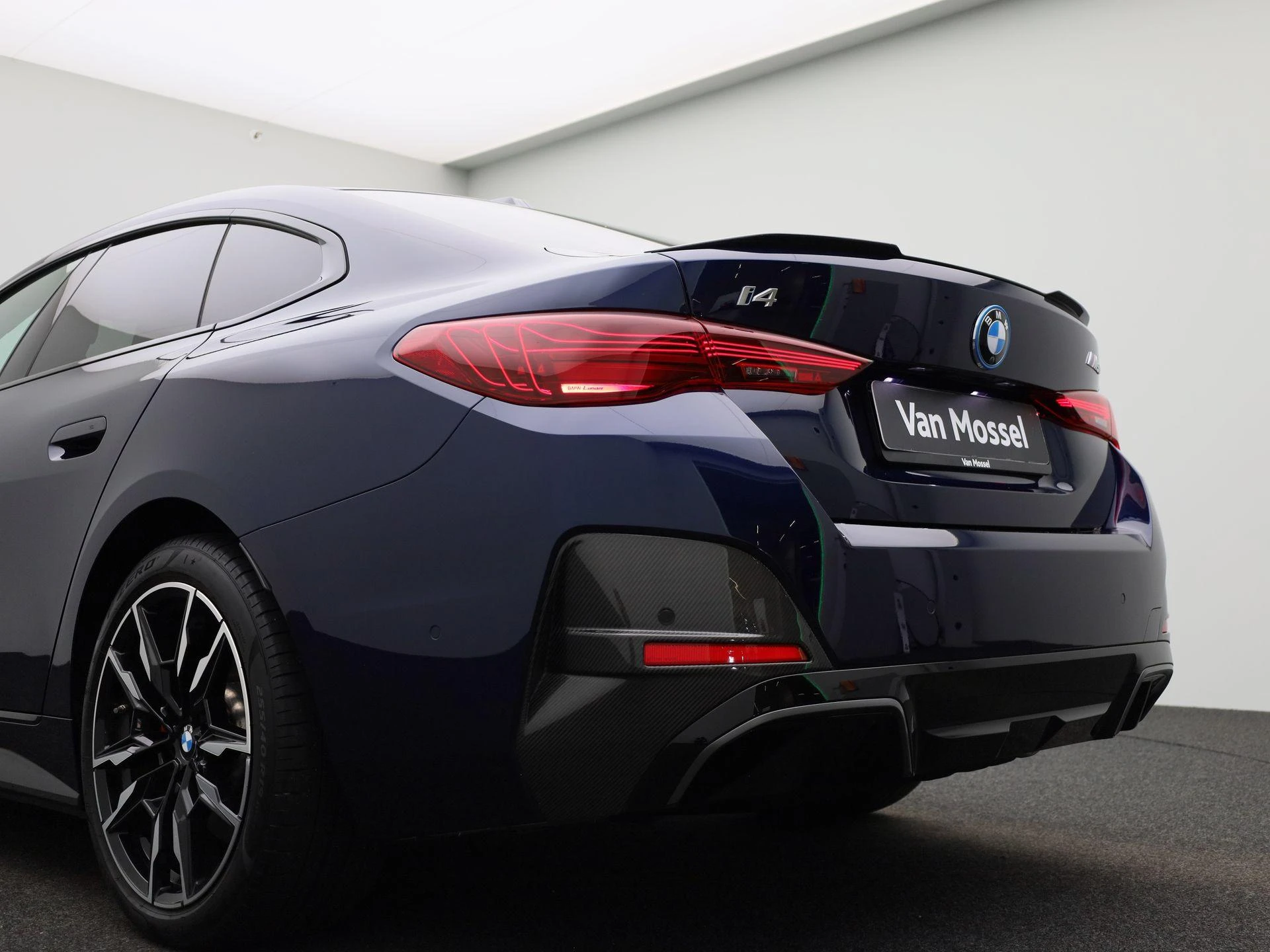 BMW-i4-image-59